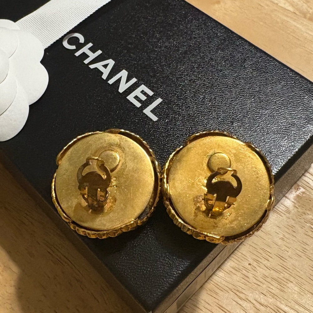 AUTHENTIC CHANEL Vintage Gold Plated Braided Pearl Clip On Earrings ✨ - Picture 6 of 7